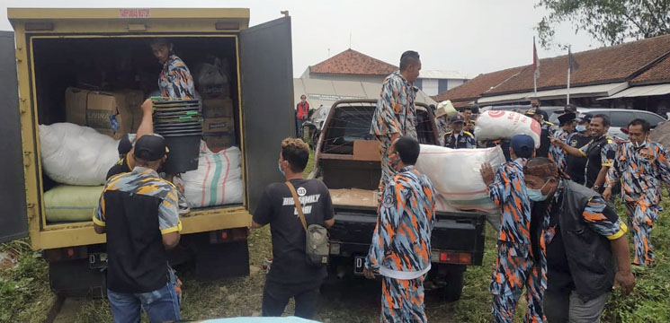 GMBI Sumedang Salurkan Bantuan Logistik Kepada Korban Bencana Longsor di Desa Cihanjuang