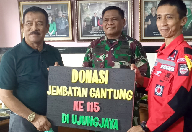 H. Umuh Berdonasi Pangdam lll Siliwangi Resmikan Jembatan Gantung di Desa Karangbungur