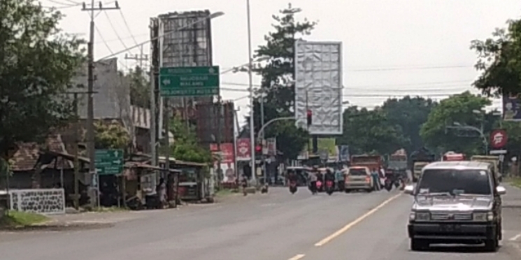 Reklame di bahu jalan by Pass Kota Mojokerto