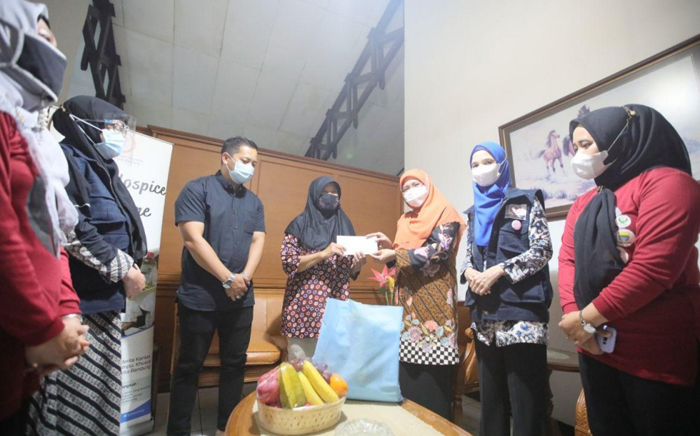 Hari Kanker Sedunia 2021 YKI Cabang Bandung Sambangi dan Edukasi Para Penyintas Kanker