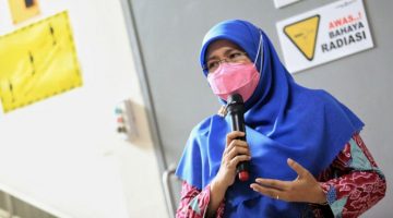 KETUA Yayasan Kanker Indonesia YKI Cabang Bandung Siti Muntamah