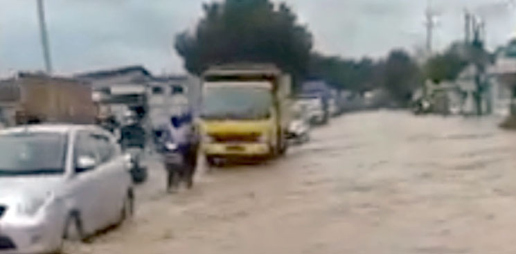 Mengular Antrean Banjir Merendam Ruas Jalan Nasional di Bandar Kedungmulyo Jombang