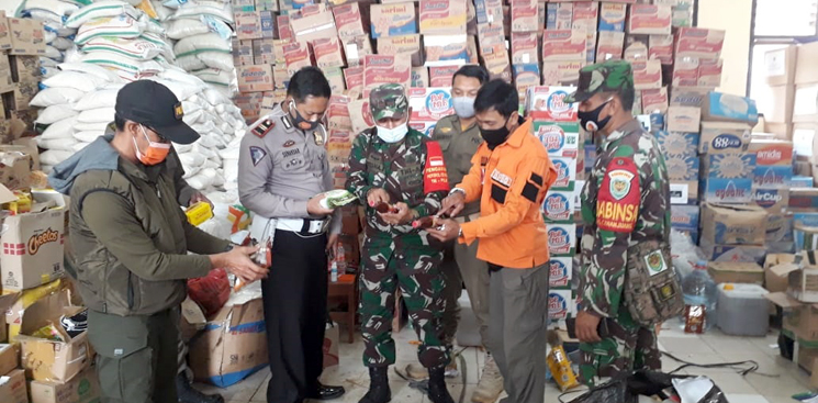 WS Danramil 1014Cimanggung Lakukan Pengecekan Gudang Logistik Korban Bencana Tanah Longsor