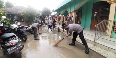 Bersih bersih pasca banjir Karawang