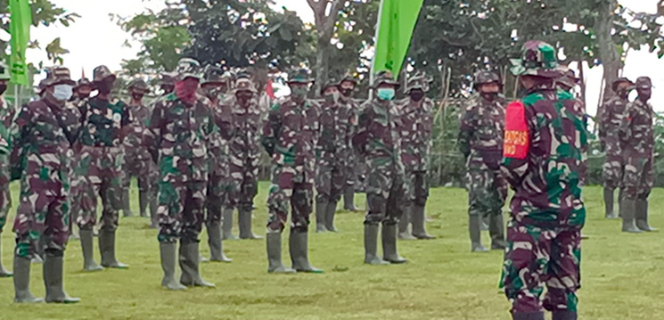 Dansatgas TMMD Ke 110 Kodim 0610 Sumedang Pimpin Apel Pengecekan Anggota Satgas di Desa Kertamukti