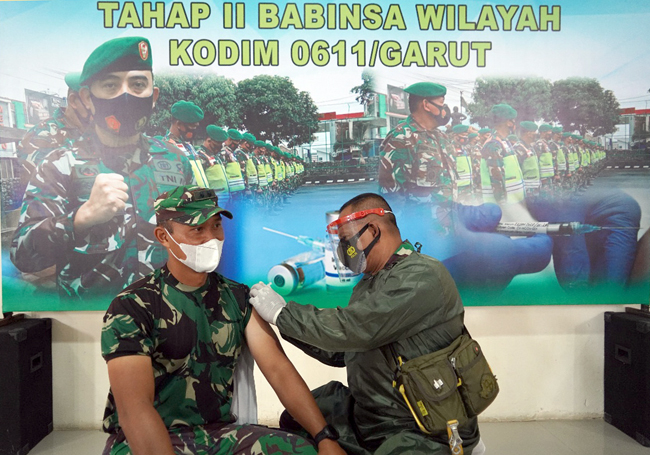 Letkol Wahyu Pimpin Vaksinasi Serentak Seluruh Personil Korem 062Tn