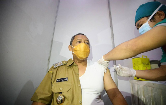 WAKIL Wali Kota Bandung Yana Mulyana saat mendapat vaksin Covid 19