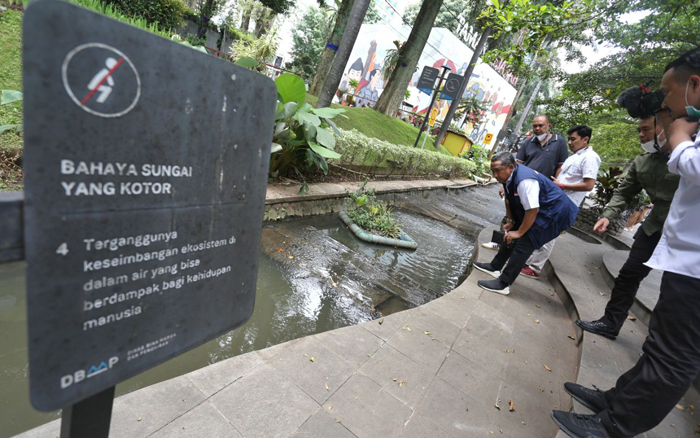 YANA TELITI SUNGAI SEKITAR BALAI KOTA