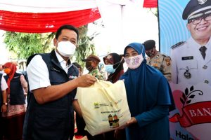 Bagikan Subsidi Paket Kebutuhan Pokok Kepada Masyarakat Bagikan Subsidi Paket Kebutuhan Pokok Kepada Masyarakat
