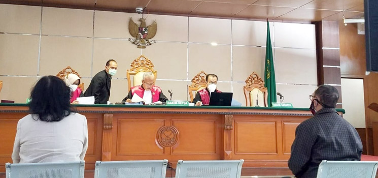 PPAT Jelly Nasseri dan Ahli Keuangan Negara Eko Sambodo di PN Tipikor Bandung Jalan LL RE Martadinata. foto Dry