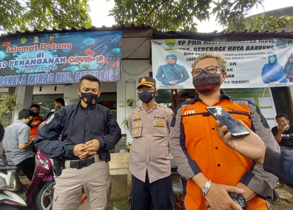 Tim Prabu Polrestabes Bandung dan Zamedia berkolaborasi dalam aksi sosial pembagian sembako dengan mengunjungi dan memberikan bantuan langsung kepada masyarakat sekitar di Mapolrestabes Bandung