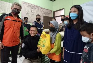 Tim Prabu Polrestabes Bandung dan berkolaborasi dalam aksi sosial pembagian sembako dengan mengunjungi dan memberikan bantuan langsung kepada masyarakat sekitar di Mapolrestabes Bandung