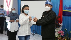 menyerahkan eKTP secara langsung kepada warga binaan Lapas Perempuan Kelas II