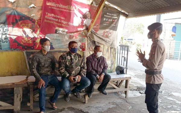 Anggota Sat Brimob Polda Jabar Tegur Masyarakat yang Acuhkan Prokes
