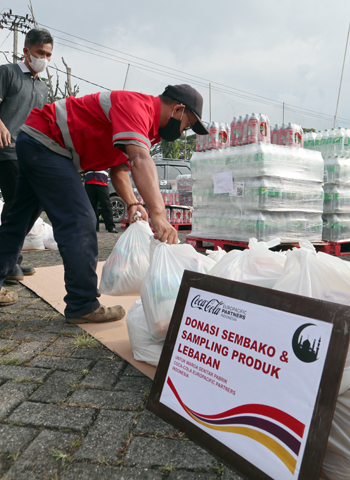 Coca Cola Europacific Partners Indonesia Berbagi Kebahagiaan di Bulan Ramadhan 1442 H 2 Coca Cola Europacific Partners Indonesia Berbagi Kebahagiaan di Bulan Ramadhan 1442 H 2
