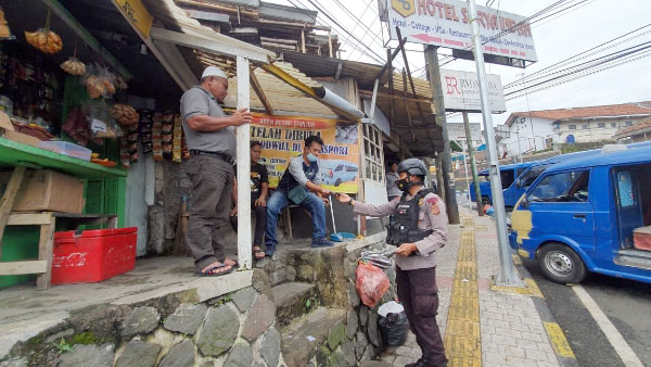 Lagi Anggota Brimob Jaba Bagikan Masker Gratis kepada Masyarakat