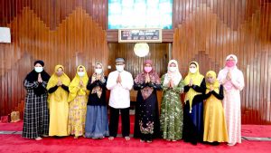 Masjid Husnul Khotimah Bagikan 6000 Paket Sembako Masjid Husnul Khotimah Bagikan 6000 Paket Sembako