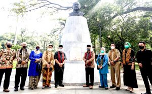 Raden Dewi Sartika merupakan sosok Raden Dewi Sartika merupakan sosok