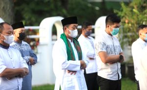 Salat Ied di Halaman Rumah Dinas