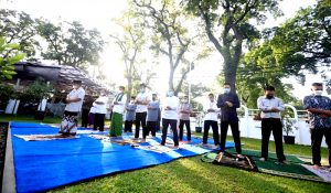 Salat Ied di Halaman Rumah Dinas Yana Jadi Imam dan Khatib