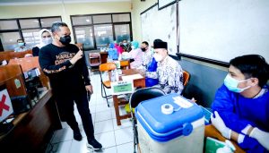 Yana Mulyana saat meninjau pelaksanaan vaksinasi