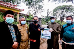 Dongkrak Motivasi Petugas TPU Cikadut, Pemkot Bandung Salurkan Bantuan