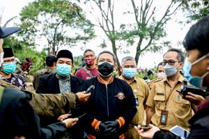 Dongkrak Motivasi Petugas TPU Cikadut, Pemkot Bandung Salurkan Bantuan