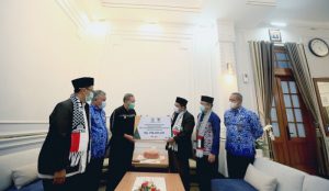 Oded usai menyerahkan bantuan hasil penggalangan dana Bandung Peduli Palestina kepada Baznas Kota Bandung di Pendopo, Kamis, (17/06/2021)