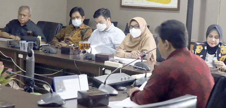 Komisi B DPRD Kota Bandung menggelar Rapat Kerja bersama Dinas Lingkungan Hidup (DLH), membahas Realisasi Pendapatan TA 2021 dan Target Pendapatan Triwulan I TA 2022, di Ruang Rapat Komisi B, Rabu (16/2/2022). Tofan/Humpro DPRD Kota Bandung