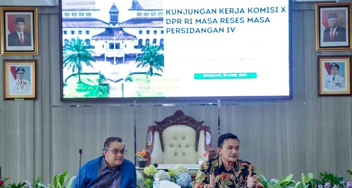 Ket Foto : Disdik Jabar menerima Kunjungan Kerja Komisi X DPR RI Masa Reses Masa Persidangan IV di Aula Dewi Sartika Kantor Disdik Jabar, Kota Bandung, Senin (18/04/2022)