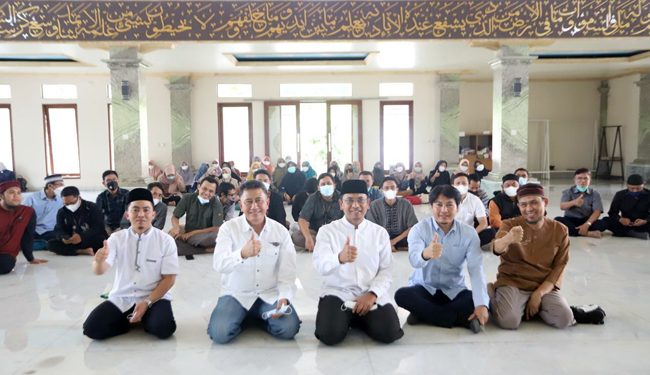Ketua DPRD Kota Bandung H. Tedy Rusmawan, A.T., M.M., mengisi tausiah di Masjid Universitas Bhakti Kencana, Bandung, Rabu (27/4/2022). Jaja/Humpro DPRD Kota Bandung