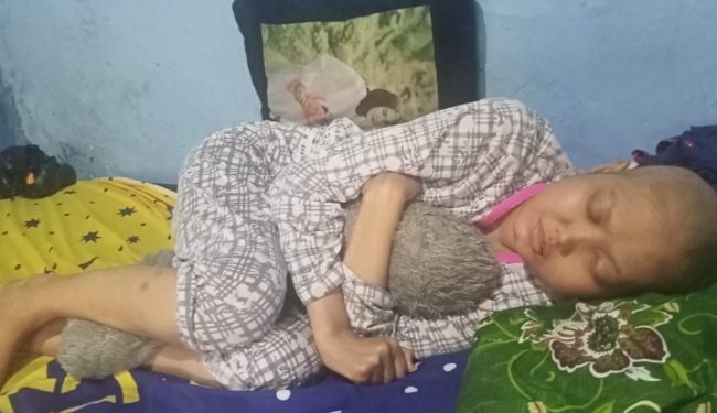 Kondisi Selli Safitri istri Yudi, pasca pengobatan kemoterapi masih belum bisa jalan. Dan saat ini masih tinggal di rumah singgah Anugrah Langit-Sukajadi-Kota Bandung.