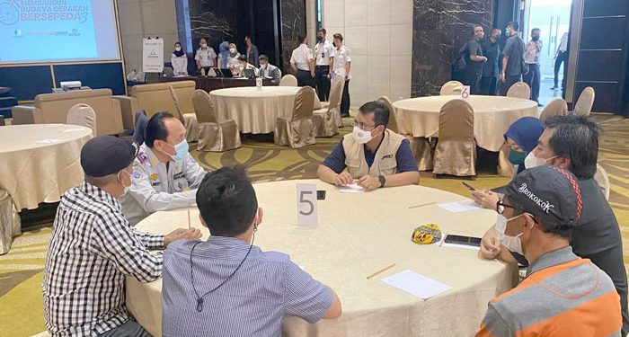 Ketua DPRD Kota Bandung H. Tedy Rusmawan, A.T., M.M., menghadiri Seminar Membangun Budaya Gerakan Bersepeda #3 bertema “Bersepeda Yang Berkeselamatan,” di Hotel Grandia, Bandung, Selasa (26/04/2022). Indra/Humpro DPRD Kota Bandung