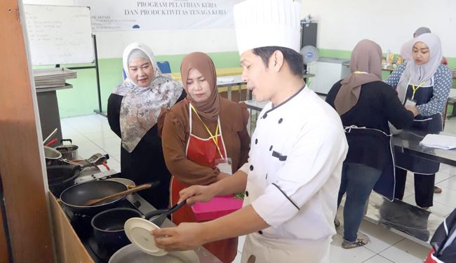 Anggota Komisi D DPRD Kota Bandung, Nunung Nurasiah, S.Pd., menghadiri sekaligus membuka program pelatihan kerja dan produktifitas tenaga kerja pelatihan catering, di Akpari Kota Bandung, Selasa (12/7/2022). Ariel/Humpro DPRD Kota Bandung