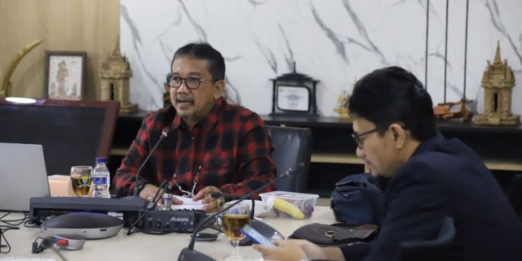 Komisi D DPRD Kota Bandung melaksanakan rapat kerja bersama Dinas Tenaga Kerja Kota Bandung, membahas Laporan Rencana Kerja, di Ruang Rapat Komisi D DPRD Kota Bandung, Selasa (28/6/2022). Satria/Humpro DPRD Kota Bandung.