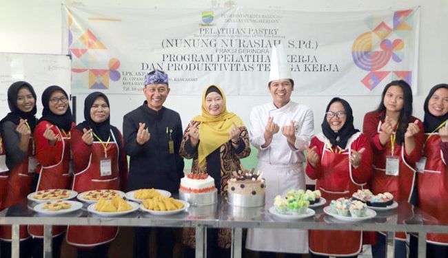KET. FOTO: Anggota Komisi D DPRD Kota Bandung, Nunung Nurasiah, S.Pd., menghadiri sekaligus menutup kegiatan program pelatihan pembuatan pastry, di LPK AKPARI Kota Bandung, Kamis (21/07/2022). Jaja/Humpro DPRD Kota Bandung.