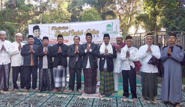 Ketua DPRD Kota Bandung Tedy Rusmawan, A.T., M.M., menyampaikan khutbah Salat Id dalam momentum Hari Raya Iduladha, di Halaman Parkir Gedung DPRD Kota Bandung, Minggu (10/7/2022). Nuzon/Humpro DPRD Kota Bandung