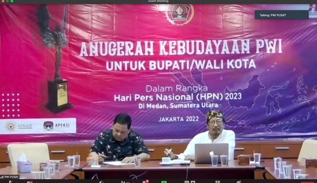 Sekjen PWI Pusat Mirza Zulhadi (kiri), bersama Ketua Pelaksana AK-PWI Pusat Yusuf Susilo Hartono (kanan), saat sosialisasi AK-PWI 2023 via daring, di Gedung Dewan Pers, Lt. 4, Jakarta, Jumat (19/8/2022.)