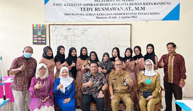 Ketua DPRD Kota Bandung, H. Tedy Rusmawan, AT.,MM menghadiri sekaligus menutup rangkaian kegiatan pelatihan menjahit hasil dari aspirasi reses DPRD Kota Bandung, di Aula SMK Muhammadiyah 3 Bandung, Senin (1/8/2022). Ariel/Humpro DPRD Kota Bandung.