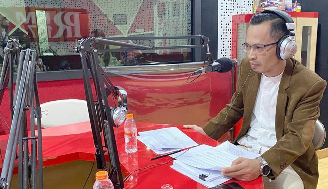 Ketua Pansus 7 DPRD Kota Bandung, Ferry Cahyadi Rismafury, S.H., menjadi narasumber talk show OPSI Radio PRFM pada Jumat, (5/8/2022). Ridwan/Humpro DPRD Kota Bandung.