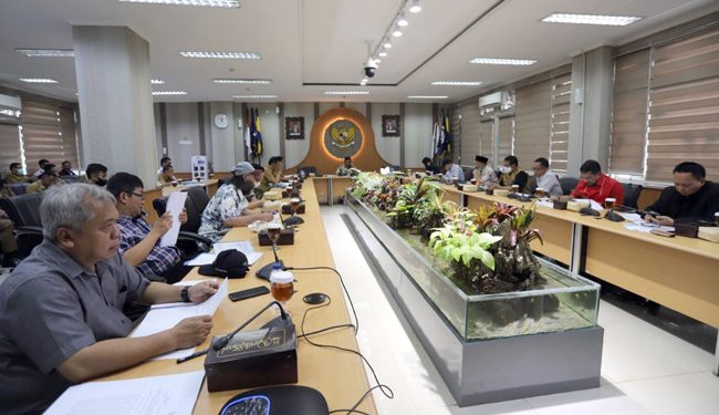 Badan Anggaran DPRD Kota Bandung membahas finalisasi RKUPA dan PPAS Tahun Anggaran 2022, bersama Tim Anggaran Pemerintah Daerah (TAPD,) di Ruang Rapat Rapat Bamus DPRD Kota Bandung, Senin, (22/08/2022). Nicko/Humpro DPRD Kota Bandung