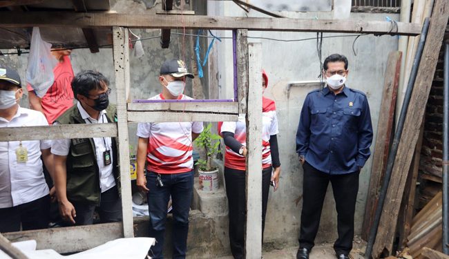Anggota DPRD Kota Bandung, Asep Sudrajat melakukan peninjauan rumah roboh warga di Kelurahan Pasirluyu, Kecamatan Regol, Kota Bandung, Rabu (14/9/2022). Marhan/Humpro DPRD Kota Bandung