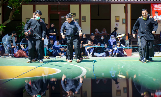 Kadisdik Jabar, Dedi Supandi ikut memeriahkan lomba 17 Agustus di SMKN 15 Bandung, Kota Bandung, Kamis (18/08/2022).