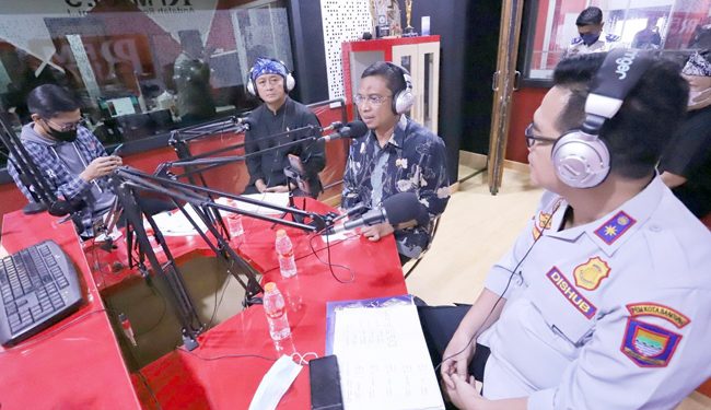 Ketua DPRD Kota Bandung, H. Tedy Rusmawan, A.T., M.M., mengisi talk show PRFM “Dampak Domino Kenaikan BBM,” di Studio PRFM, Jalan Asia Afrika, Bandung, Kamis (8/9/2022). Satria/Humpro DPRD Kota Bandung