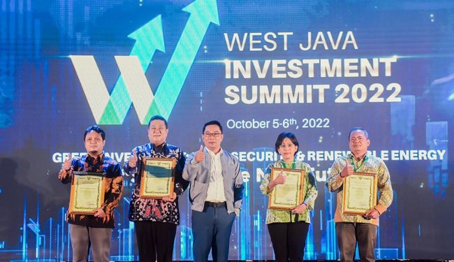 Penghargaan 1st winner Renewable Energy Implementation diberikan langsung oleh Gubernur Jawa Barat, Ridwan Kamil kepada Lucia Karina, Direktur Public Affairs, Communications & Sustainability Coca-Cola Europacific Partners Indonesia.