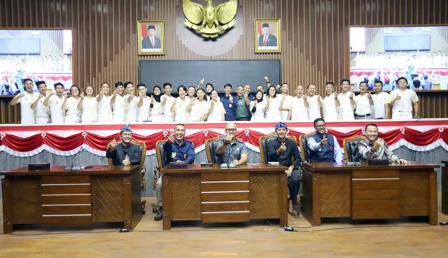 Wakil Ketua DPRD Kota Bandung, Dr. H. Edwin Senjaya, S.E., M.M., melepas Tim Pelatda Karateka Kota Bandung di DPRD Kota Bandung, Kamis (3/11/2022). Robby/Humpro DPRD Kota Bandung