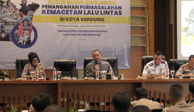 Ketua Komisi C DPRD Kota Bandung, Yudi Cahyadi, SP., menjadi pembicara pada Forum Group Discussion (FGD) Penanganan Permasalahan Kemacetan Lalu Lintas di Kota Bandung ,di Hotel Savoy Homan, Bandung, Rabu (2/11/2022). Ridwan/Humpro DPRD Kota Bandung
