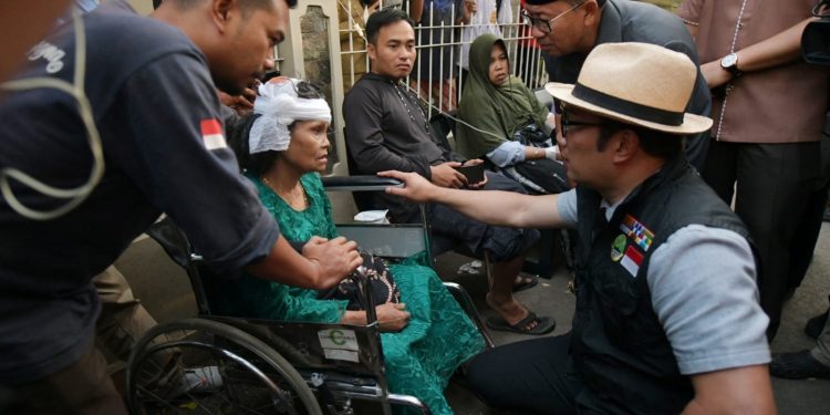 Gubernur Jawa Barat Ridwan Kamil meninjau korban gempa bumi yang dirawat di RSUD Sayang, Kabupaten Cianjur, Senin (21/11/2022). Gubernur juga menginap di Cianjur guna memantau penanganan korban gempa.