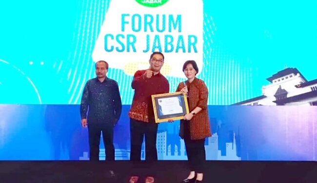 Penghargaan Mitra CSR Jabar 2022 kategori Corporate Environmental Responsibility Award dan Community Environmental Stewardship Award diserahkan langsung oleh Gubernur Jawa Barat dan diterima oleh Lucia Karina, Direktur Public Affairs, Communications & Sustainability CCEP Indonesia. Ist