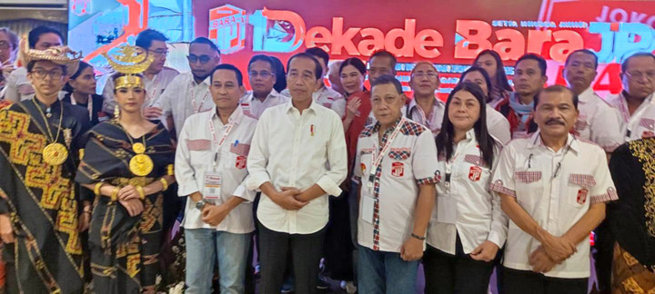 Foto bersama relawan BaraJP bersama Presiden Joko Widodo, usai peringatan 1 Dekade BaraJP di Hotel Salak, Bogor, Jawa Barat, Minggu (18/6/2023). (Foto: Humas BaraJP)